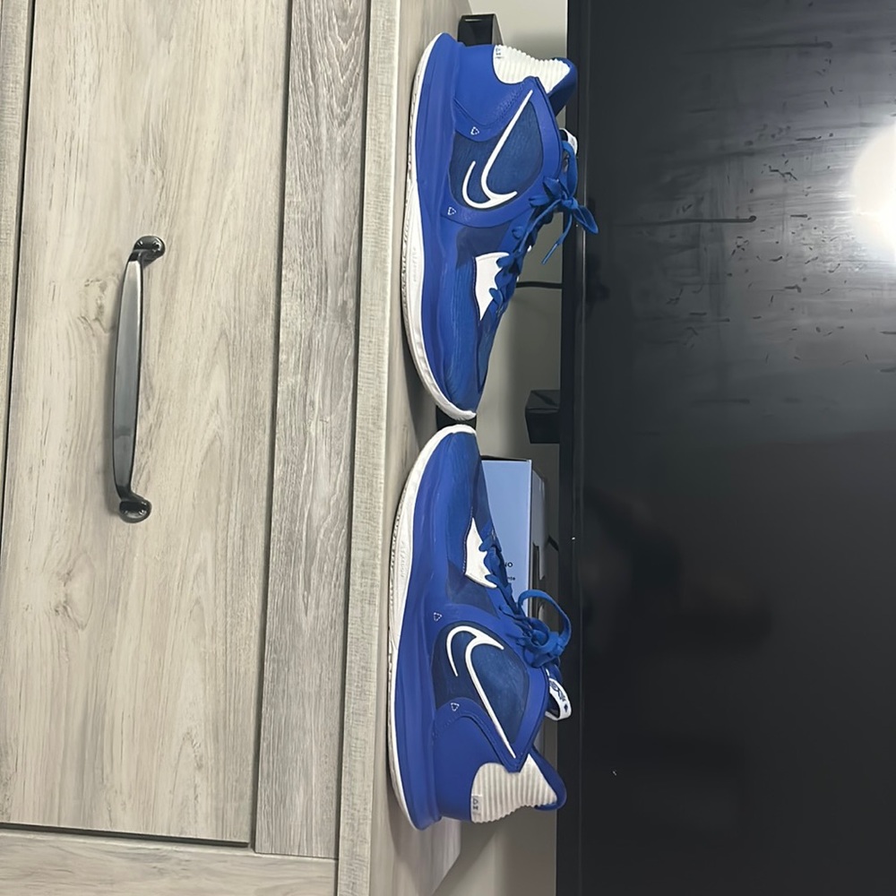 Kyrie Low 5 Basketball Shoes size 11